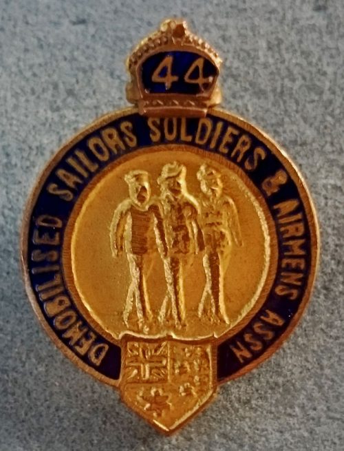 Demobilised Sailors, Soldiers & Airmen's Association (1944) - Member's Lapel Badge No. V3374